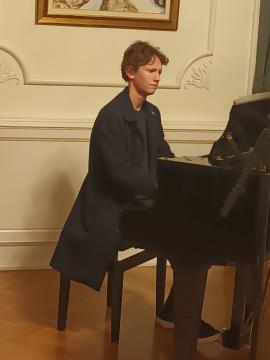 Anže Babšek na klavirju